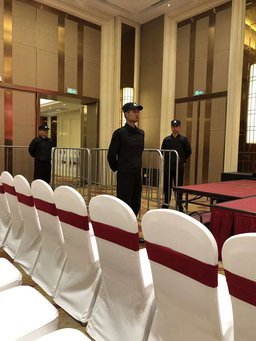 襄陽獵鷹保安為京奧.城市奧特萊斯開盤護航