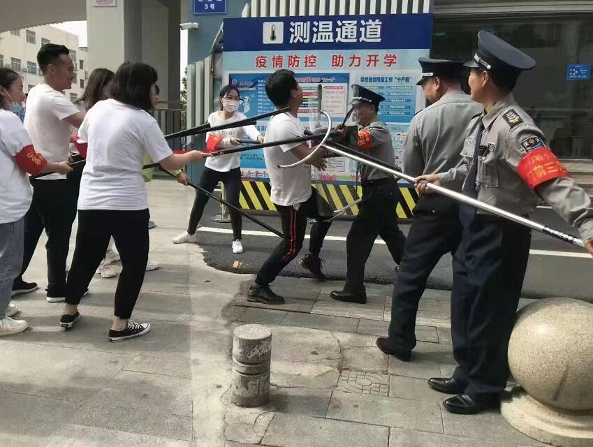 公安分局內(nèi)保大隊、獵鷹保安公司聯(lián)合開展校園反恐防暴演練活動