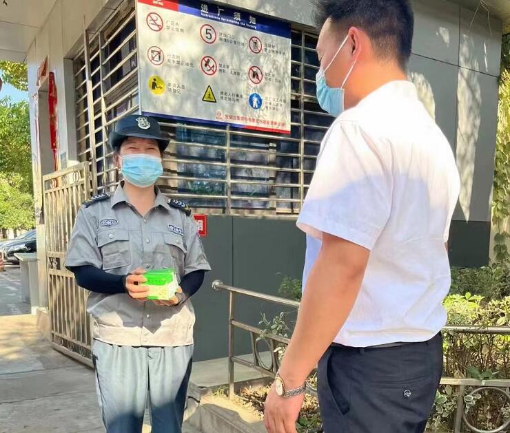 湖北獵鷹保安公司，關(guān)愛隊員，為隊員送去防暑物資