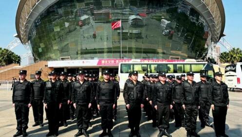 2023襄陽馬拉松在我市諸葛亮廣場激情開跑啦！