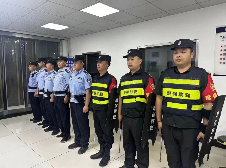 獵鷹保安公司配合車城派出所全力守護(hù)城市“煙火氣”。
